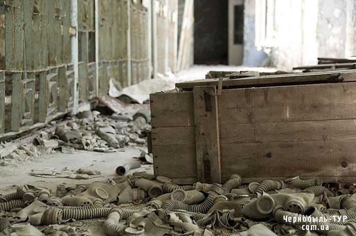 Фотография ящиков с противогазами в Припятской школе Чернобыльской зоны