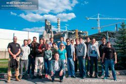 Группа туристов чернобыльской зоны около ЧАЭС на экскурсии