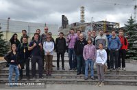 Група туристів біля Саркофагу